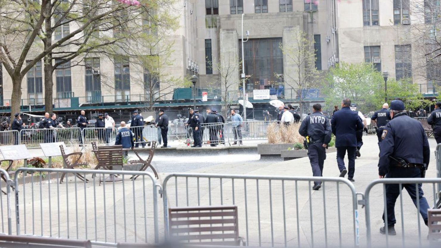 Los paramédicos atienden a una persona que se prendió fuego cerca del Tribunal Penal de Manhattan el 19 de abril de 2024 en la ciudad de Nueva York.