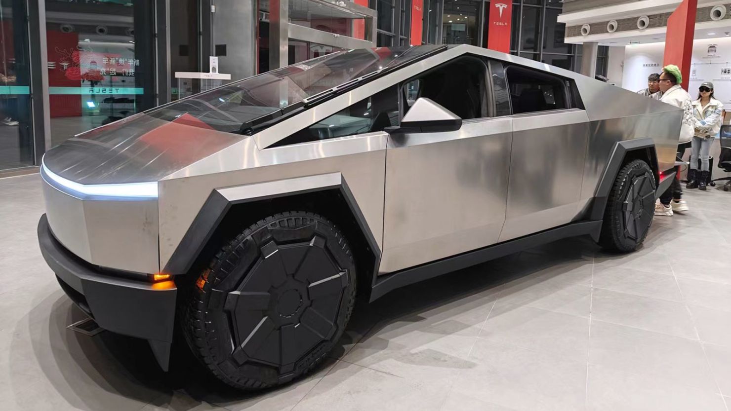 Se llamaron a revisión casi 4.000 de los nuevos Tesla Cybertruck porque el acelerador puede quedarse atascado en la posición hacia abajo.