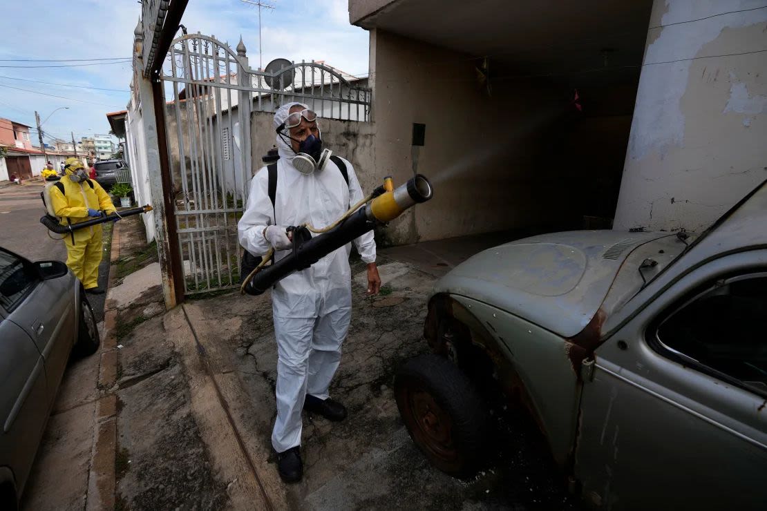 Trabajadores de salud pública rocían insecticida durante una campaña de fumigación en el barrio Ceilandia de Brasilia, Brasil, el viernes 16 de febrero de 2024.