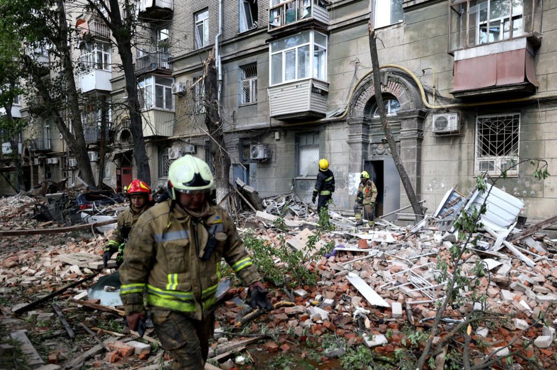 Rescatistas ucranianos trabajan en el patio de un edificio residencial dañado en Dnipro, 19 de abril de 2024. Crédito: Anatolii Stepanov/AFP/Getty Images