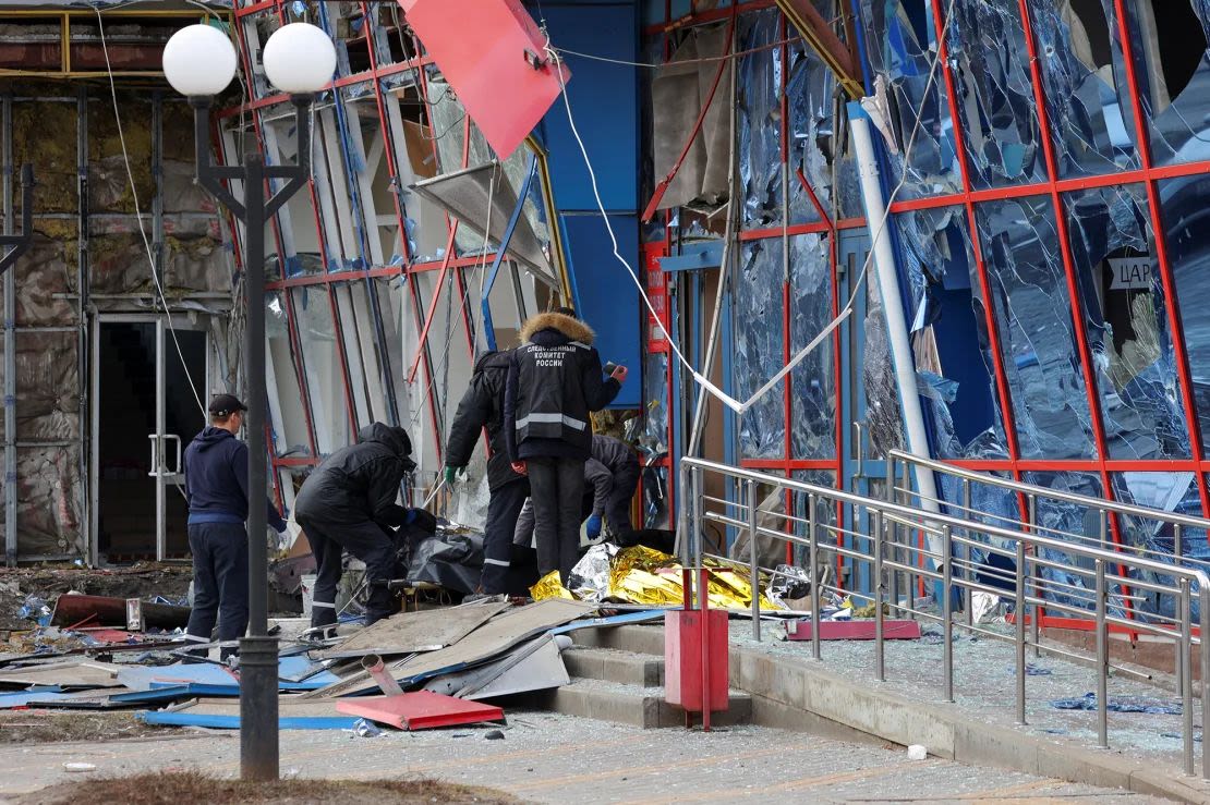 Especialistas retiran el cuerpo de una víctima cerca de un centro comercial gravemente dañado por un ataque con misiles en lo que las autoridades locales llamaron un ataque militar ucraniano, en Belgorod, Rusia, el 15 de febrero de 2024.