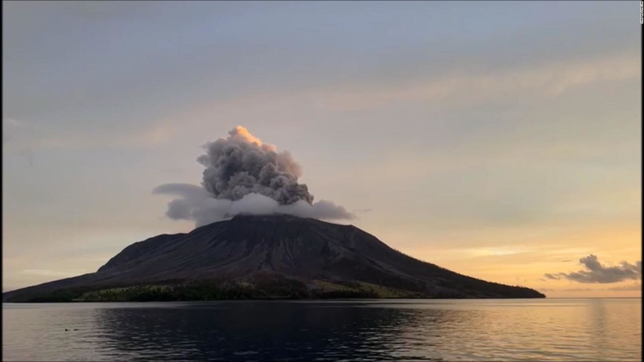 CNNE 1680888 - erupcion del volcan ruang despierta temores de tsunami