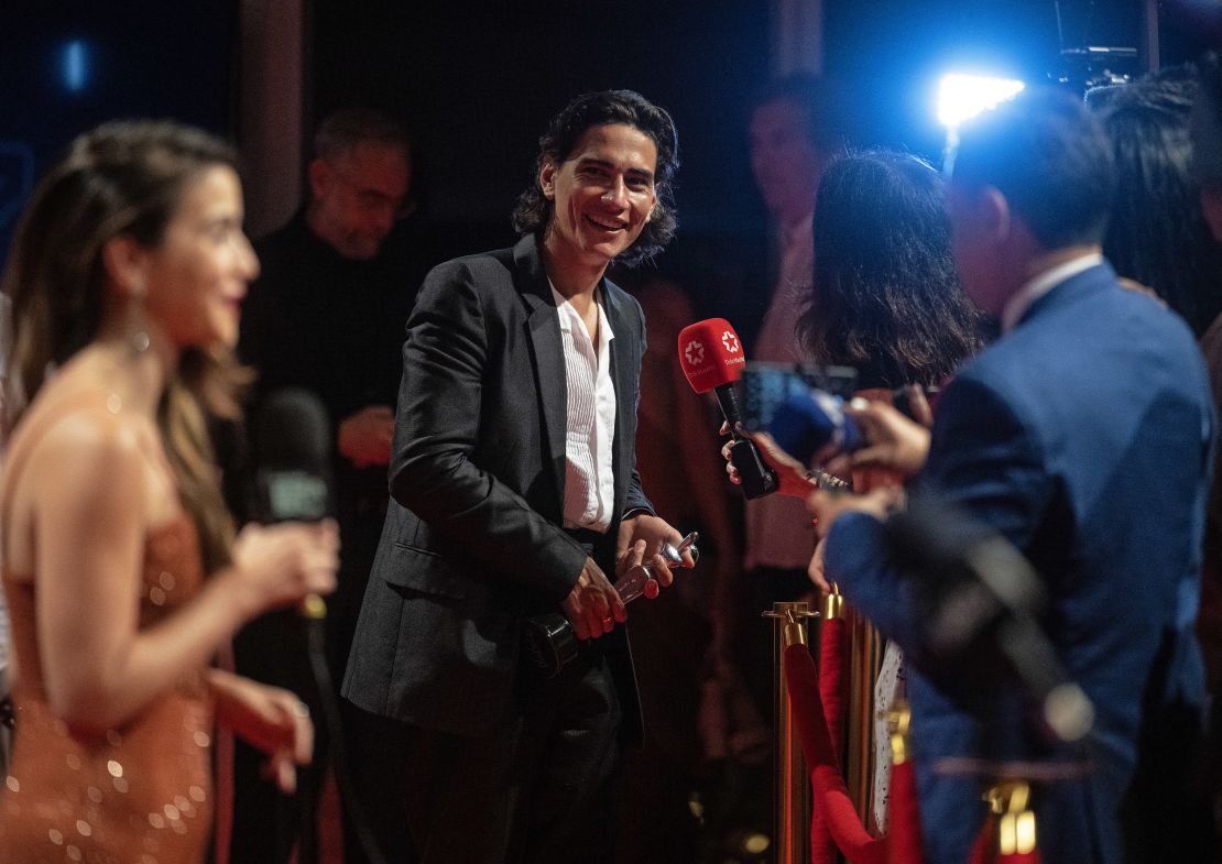 El actor uruguayo Enzo Vogrincic sostiene su premio al Mejor Actor Masculino por "Sociedad de la Nieve" en la ceremonia de los Premios Platino de cine iberoamericano en el hotel Xcaret en Playa del Carmen, México, el 20 de abril de 2024.