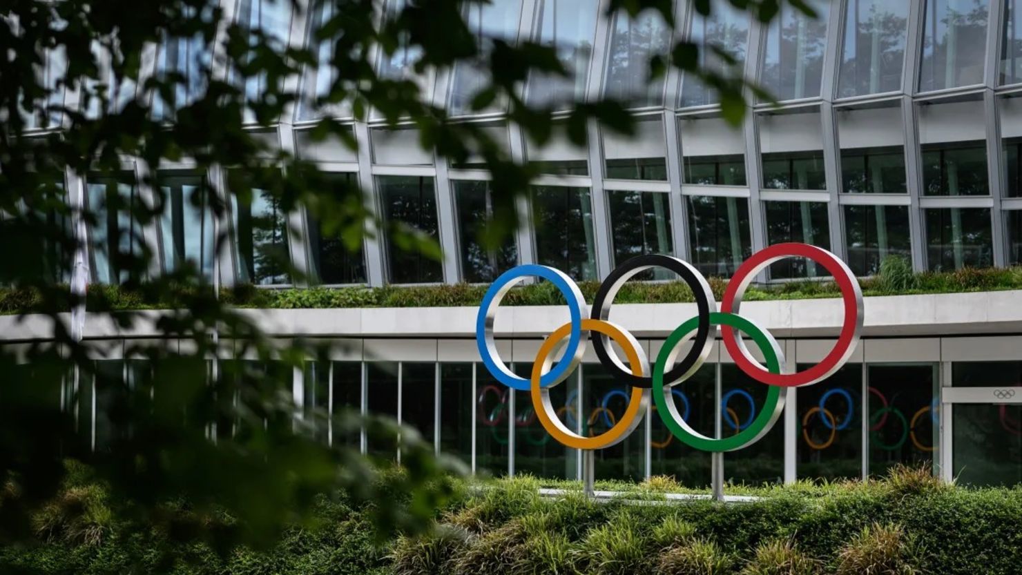 El logo de los anillos olímpicos en la entrada de la sede del Comité Olímpico Internacional en Lausana.
