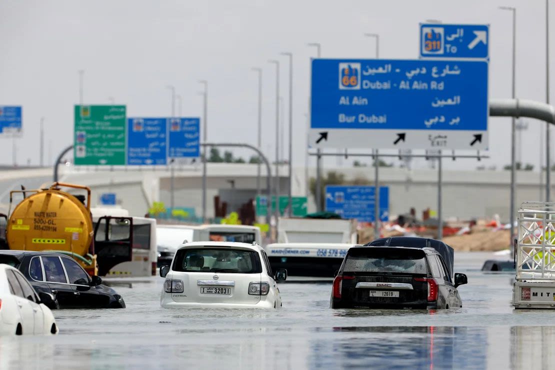 Vehículos abandonados en una carretera inundada tras una tormenta en Dubai, Emiratos Árabes Unidos, el miércoles.