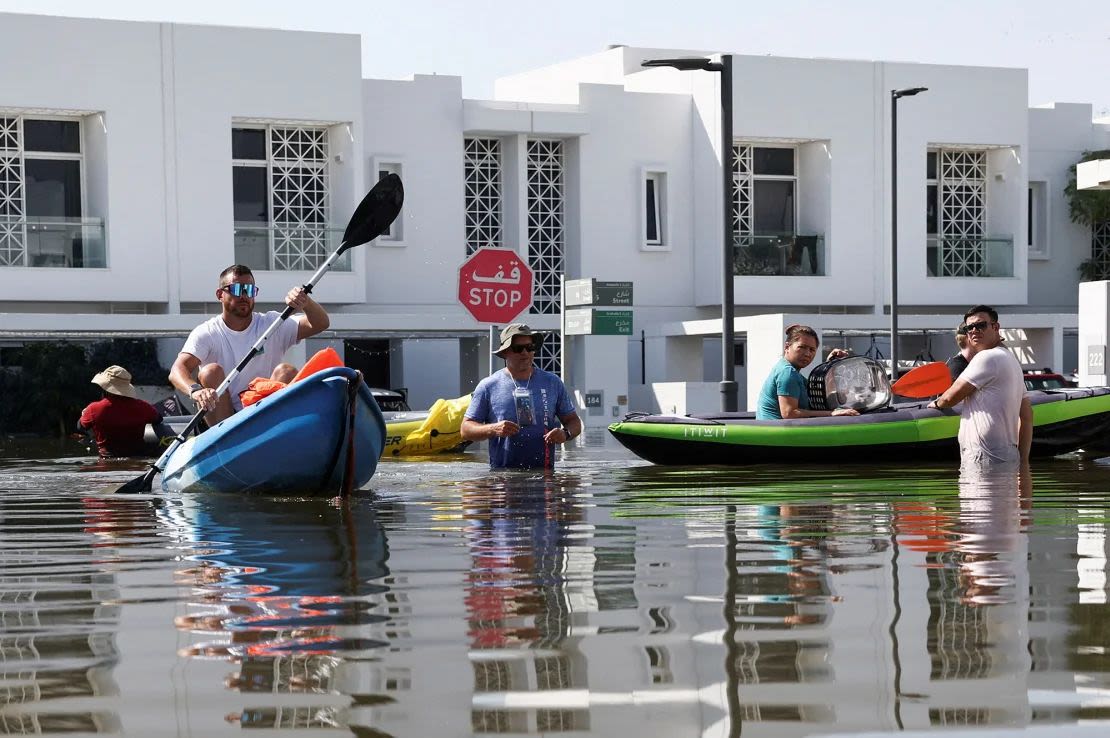 Residentes trasladan sus pertenencias en un kayak en un complejo residencial inundado tras las fuertes lluvias, en Dubai, Emiratos Árabes Unidos, el jueves.