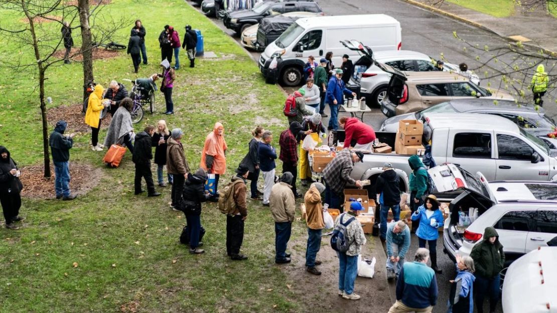 Los defensores entregan suministros a la comunidad sin vivienda en Morrison Park, en Grants Pass, Oregon, el 28 de marzo de 2024. (Foto: Melina Mara/The Washington Post/Getty Images/File).