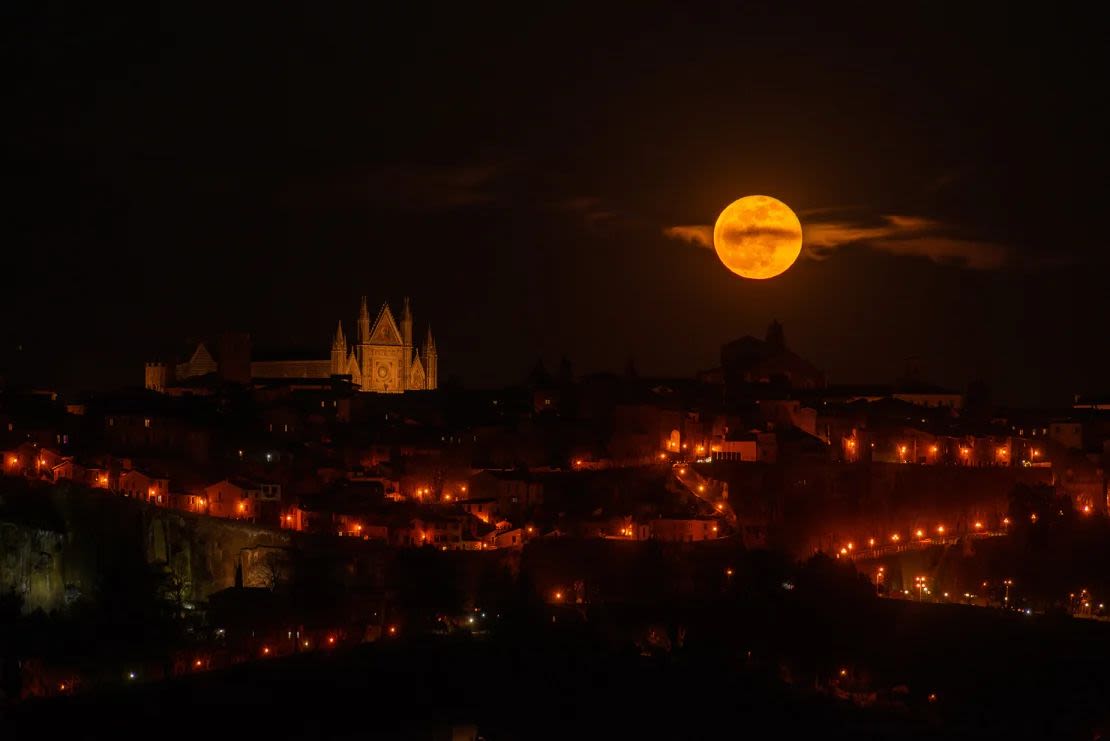 La luna rosada sale sobre la Catedral de Orvieto en la región de Umbría en Italia, el 6 de abril de 2023. Este año, la luna llena de abril alcanzará su punto máximo este martes. Crédito: Lorenzo Di Cola/NurPhoto/Getty Images.