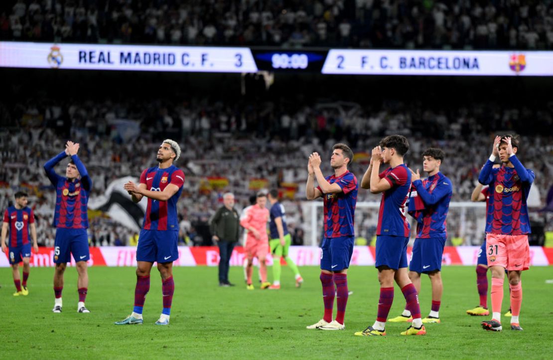 Jugadores del FC Barcelona agradecen el apoyo de sus seguidores tras la derrota en el Santiago Bernabéu. Crédito: David Ramos/Getty Images