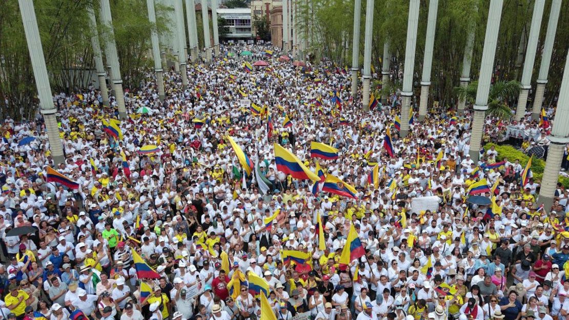 Vista aérea de manifestantes marchando contra el gobierno del presidente colombiano Gustavo Petro por las reformas de salud y pensiones en Medellín, Colombia, tomada el 21 de abril de 2024.