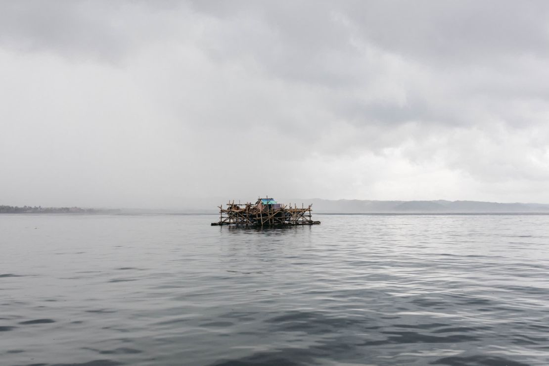 Una piscifactoría tradicional flota en la bahía de Pangandaran.