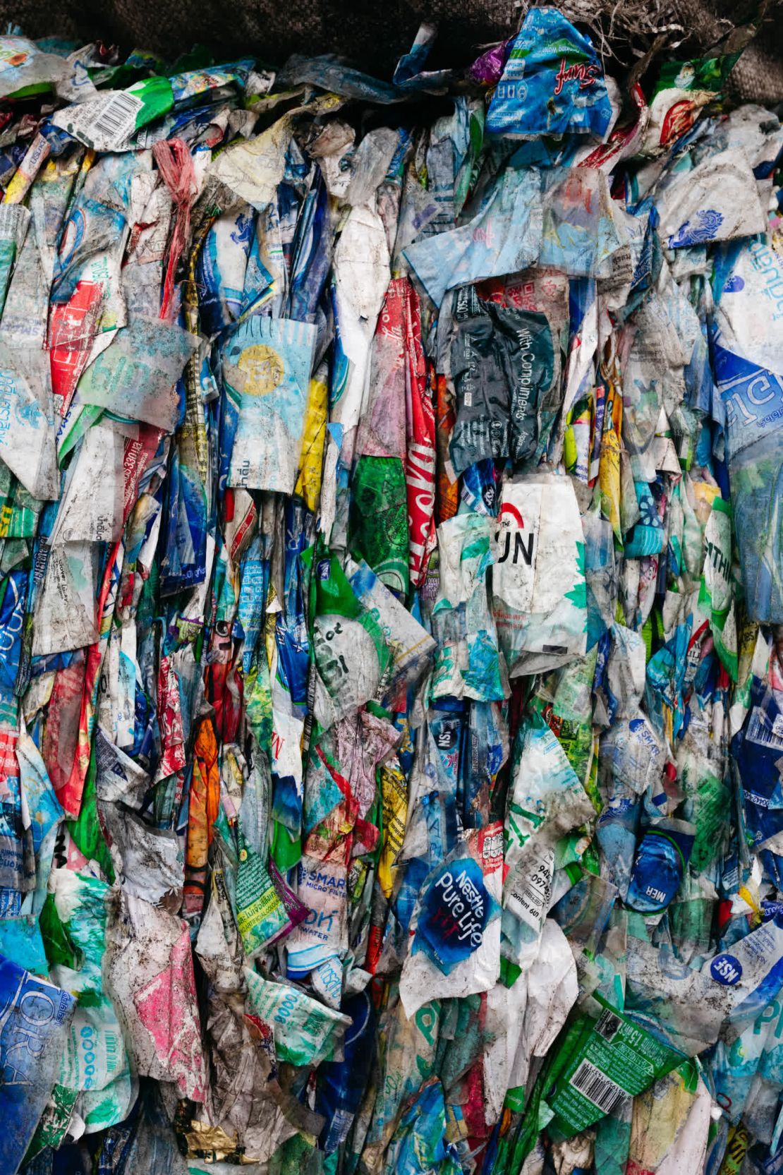 FOTO::::::. Etiquetas de botellas de plástico se acumulan en un centro de reciclaje en Bangkok, Tailandia.