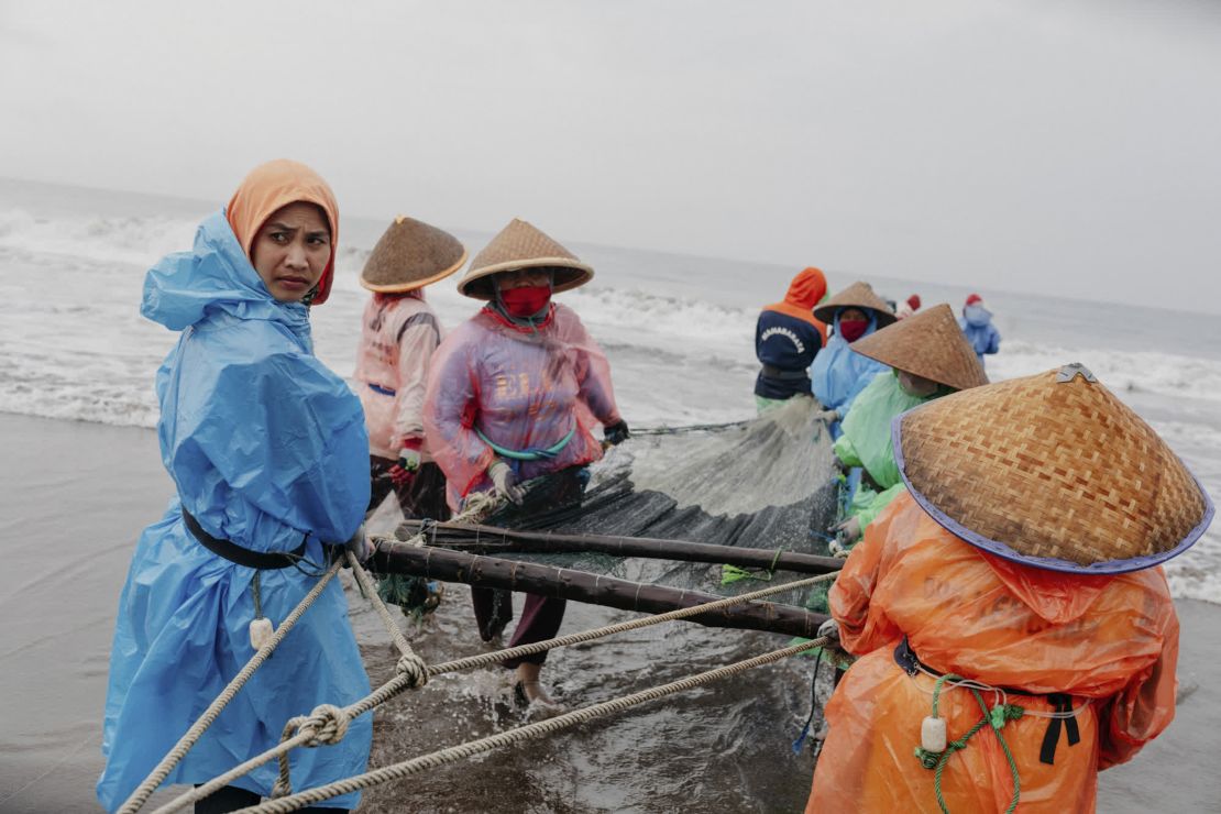 Un equipo de mujeres recoge redes de pesca en la costa occidental de Java.