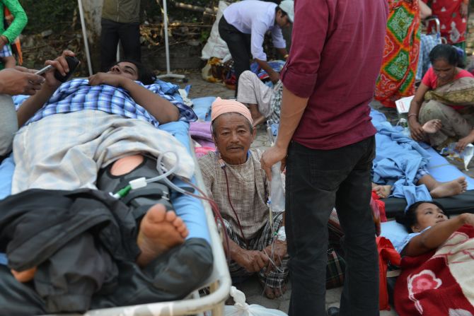 En Katmandú, Nepal, cientos de pacientes de los hospitales fueron evacuados tras el nuevo terremoto de 7,3 que sacudió a Nepal y que se sintió en varias ciudades de India. (Foto: PRAKASH MATHEMA/AFP/Getty Images