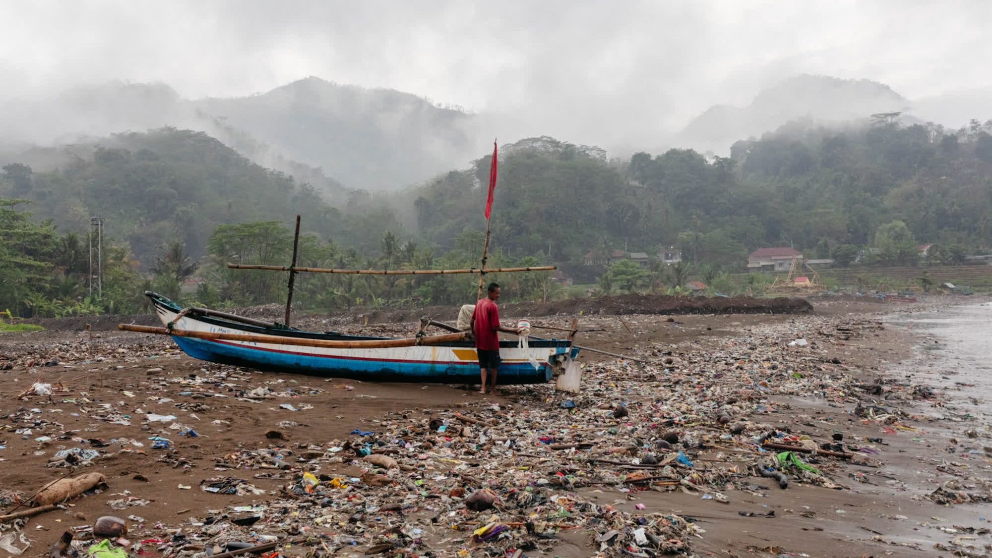 CNNE 1681270 - dia-tierra-2024-polucion-plasticos-oceanos-1