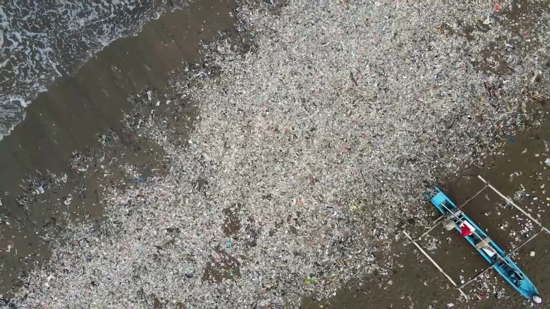 La playa de Loji, en la isla indonesia de Java, es una de las más contaminadas del país.