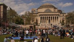 Estudiantes realizan una protesta en apoyo de los palestinos en la Universidad de Columbia, durante el conflicto en curso entre Israel y el grupo islamista palestino Hamas, en Nueva York, EE.UU., el 20 de abril de 2024.