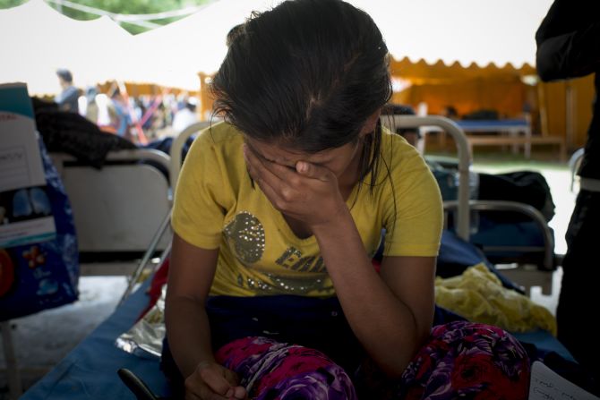 Una mujer llora en el hospital de la una estación de policía en Katmandú, después de que otro terremoto sacudiera Nepal cerca del monte Everest. Los temblores se sintieron hasta Bangladesh y Delhi, en India. Este nuevo terremoto llega apenas dos semanas después de que más de 8.000 personas murieran en otro devastador terremoto.