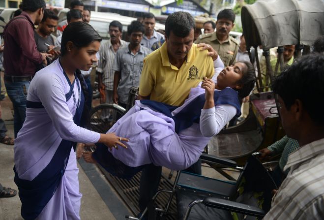 Trabajadores del hospital de Siliguri, India, atienden a una niña que se desmayó tras sentir el temblor del nuevo terremoto que sacudió Nepal y que se sintió en varias ciudades de la India.