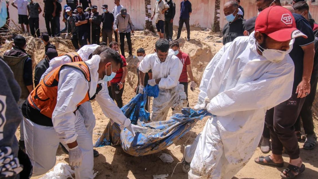 Trabajadores de salud palestinos recuperan cuerpos enterrados en una fosa común en el complejo del Hospital Médico Nasser en Khan Younis, Gaza, el 21 de abril. Crédito: Ahmad Salem/Bloomberg/Getty Images