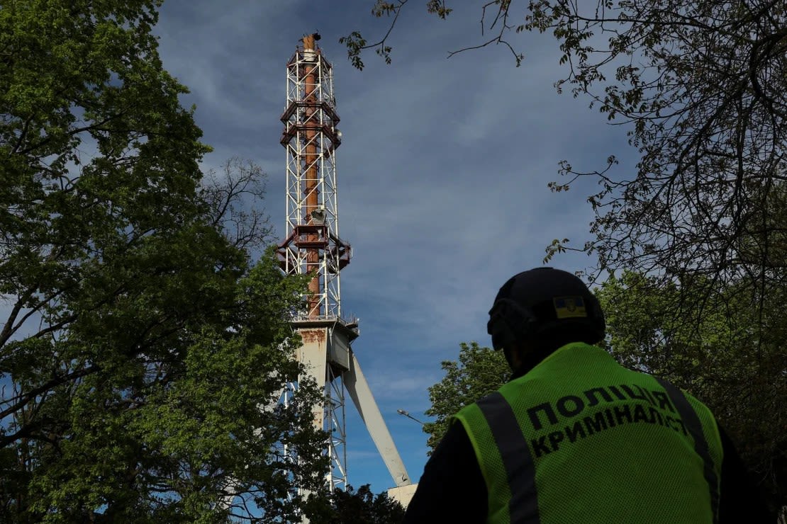 Así quedó la torre de televisión en Jákiv, Ucrania, después de que su parte superior se desplomara tras un ataque con misiles rusos el 22 de abril de 2024. Crédito: Sofía Gatilova/Reuters.