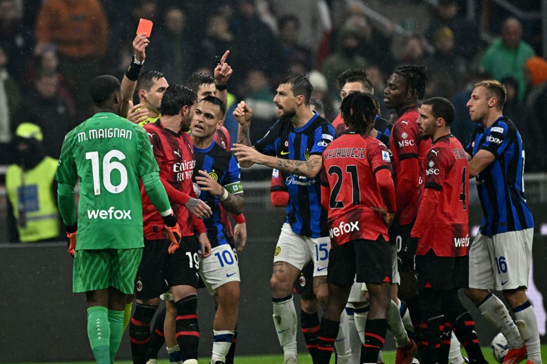 El árbitro Andrea Colombo muestra una tarjeta roja durante el clásico. Crédito: GABRIEL BOUYS/AFP via Getty Images