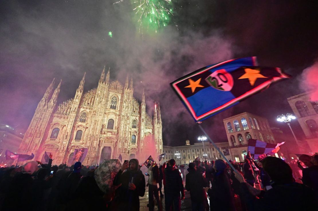 Seguidores del Inter celebran en la Piazza del Duomo en Milán el 22 de abril de 2024. Crédito: PIERO CRUCIATTI/AFP via Getty Images