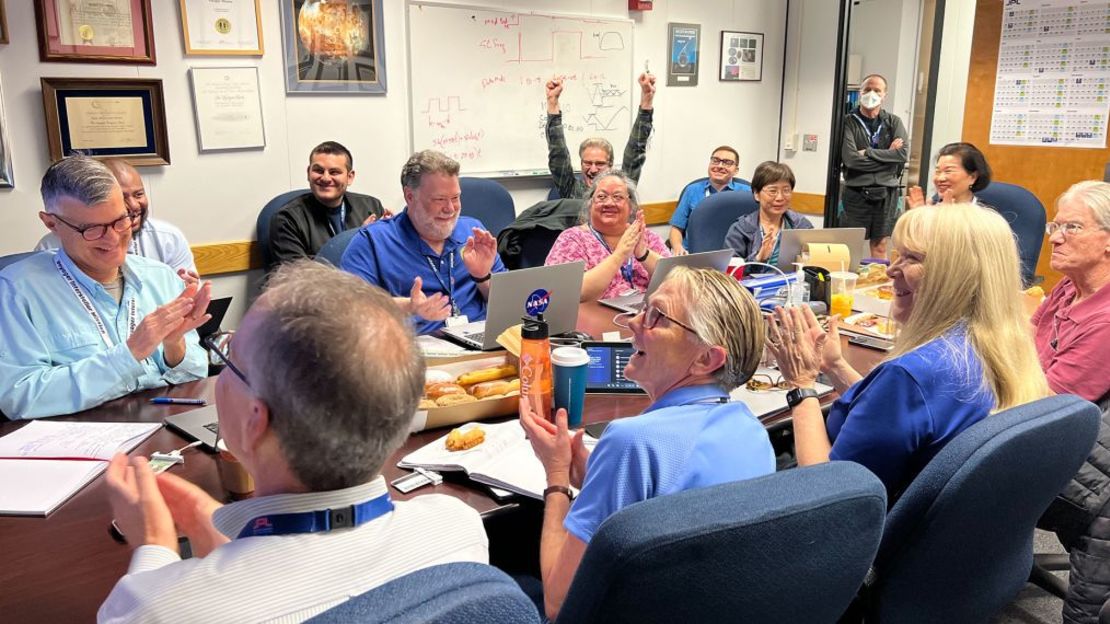 Miembros del equipo de vuelo de la Voyager celebran tras recibir los primeros datos coherentes de la Voyager 1 en cinco meses en el Laboratorio de Propulsión a Chorro de la NASA el 20 de abril. Crédito: NASA/JPL-Caltech