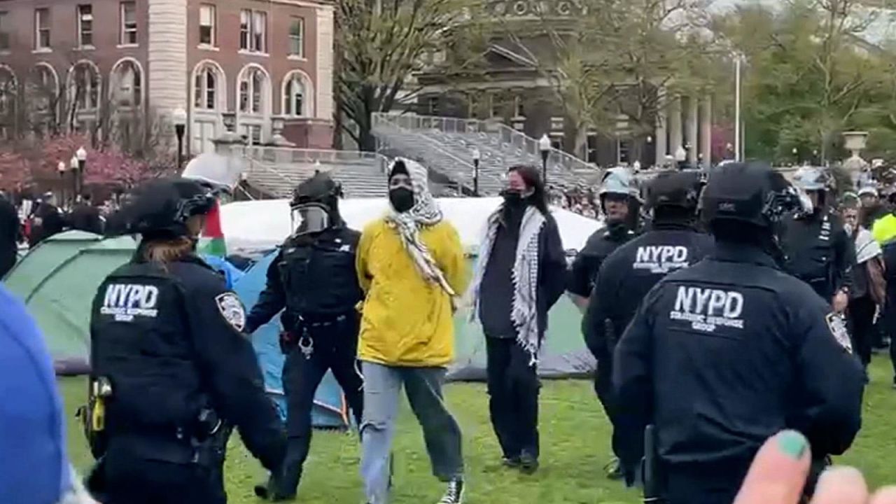 CNNE 1681665 - detencion de manifestantes en el campus de la universidad de columbia