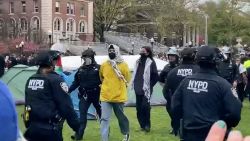 CNNE 1681665 - detencion de manifestantes en el campus de la universidad de columbia