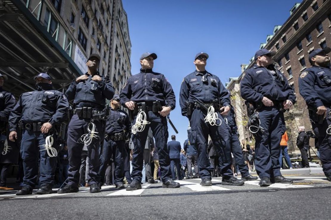 Agentes de la Policía de Nueva York del Grupo de Respuesta Estratégica forman un muro de protección alrededor del comisionado adjunto de Asuntos Legales Michael Gerber y la comisionada adjunta de Operaciones Kay Daughtry, no fotografiada, durante una conferencia de prensa sobre el campamento de protesta en la Universidad de Columbia el 22 de abril de 2024.