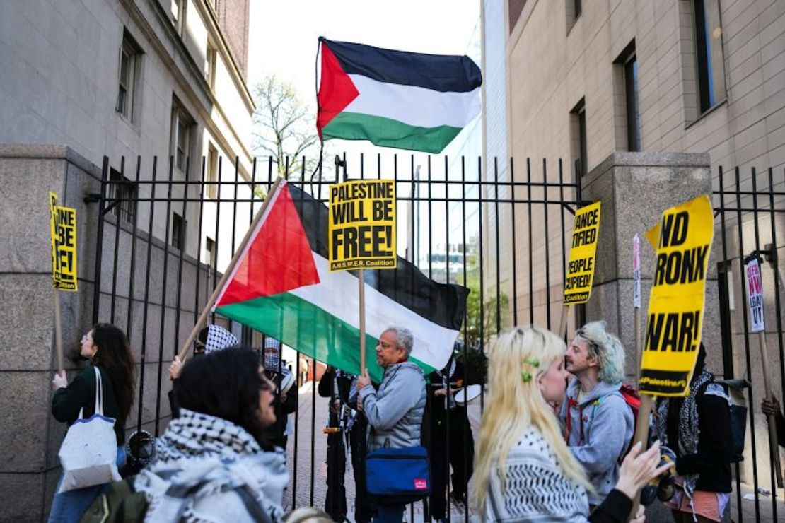 Partidarios propalestinos ondean banderas frente a la entrada de la Universidad de Columbia en Nueva York el 22 de abril.