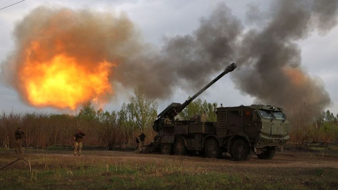 Artilleros de la 43ª Brigada Mecanizada Separada de las Fuerzas Armadas de Ucrania disparan contra una posición rusa con un obús autopropulsado de 155 mm en la región de Kharkiv, el 21 de abril de 2024.