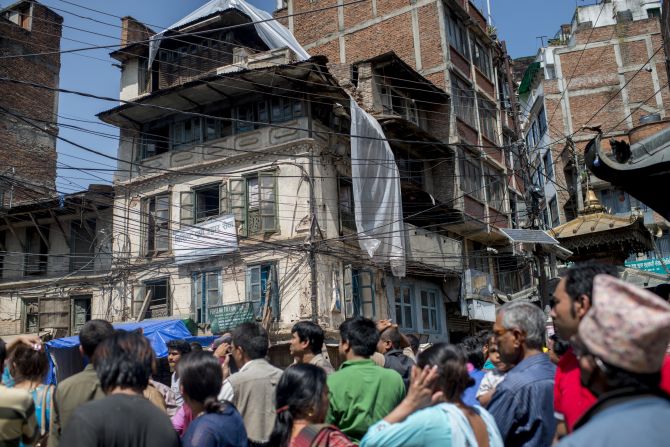 Un grupo de personas se reúne en un espacio abierto seguro después del terremoto de este martes en Nepal.