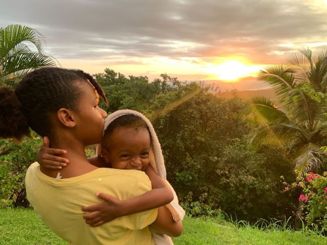 Ward-Hopper dice que poder criar a sus hijos en Costa Rica ha sido un regalo increíble.