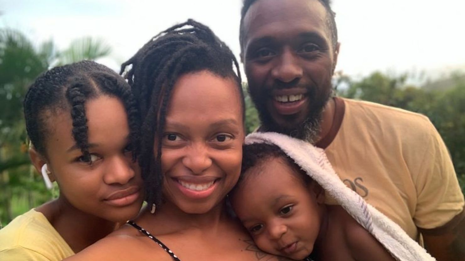Kema Ward-Hopper en Costa Rica con su marido Nicholas, su hija Aaralyn y su hijo Nicolai.