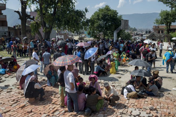 Miles de personas salieron a las calles en Katmandú, Nepal, tras el nuevo terremoto, y han permanecido allí temerosos de otras réplicas.