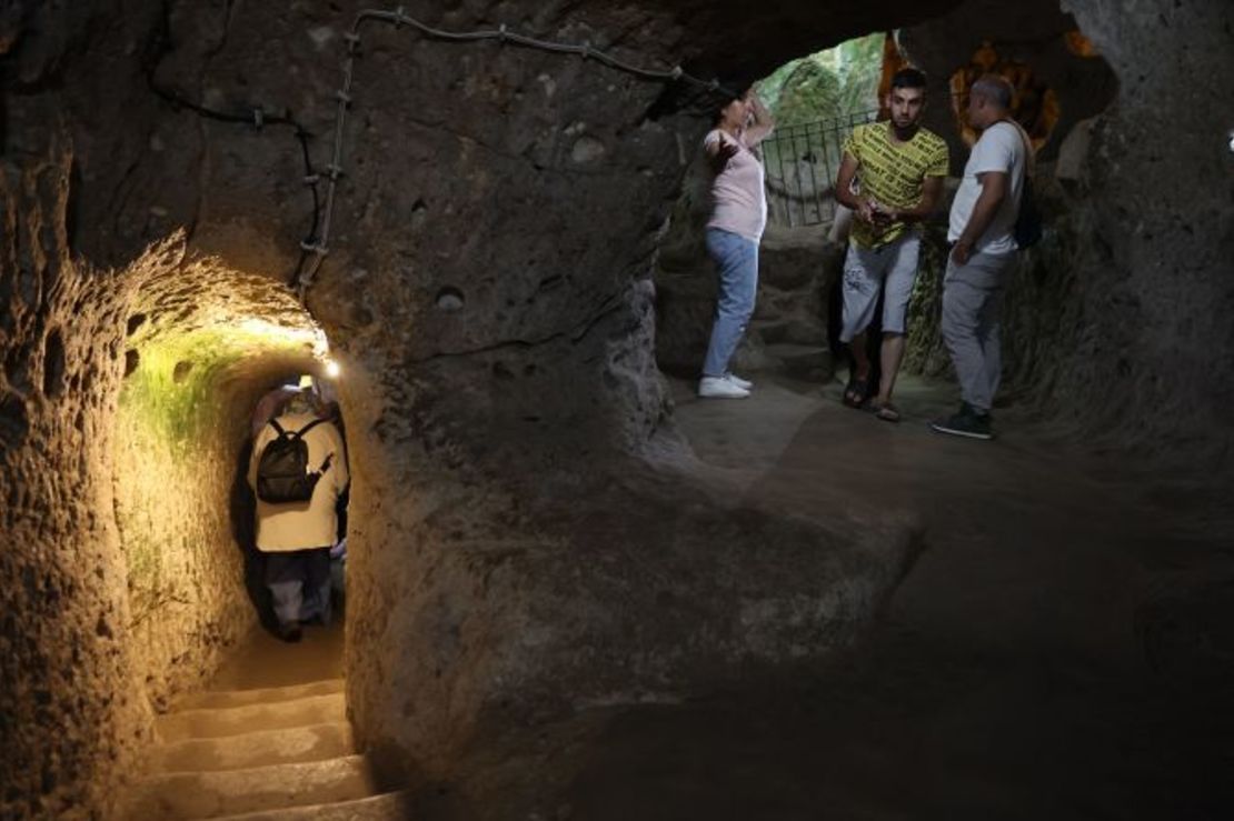 Con un nombre que significa "pozo profundo", esta enorme red subterránea de cavernas de Capadocia proporcionó en su día refugio seguro a hasta 20.000 personas que huían de los asaltantes hace cientos de años. Crédito: Omar Haj Kadour/AFP/Getty Images