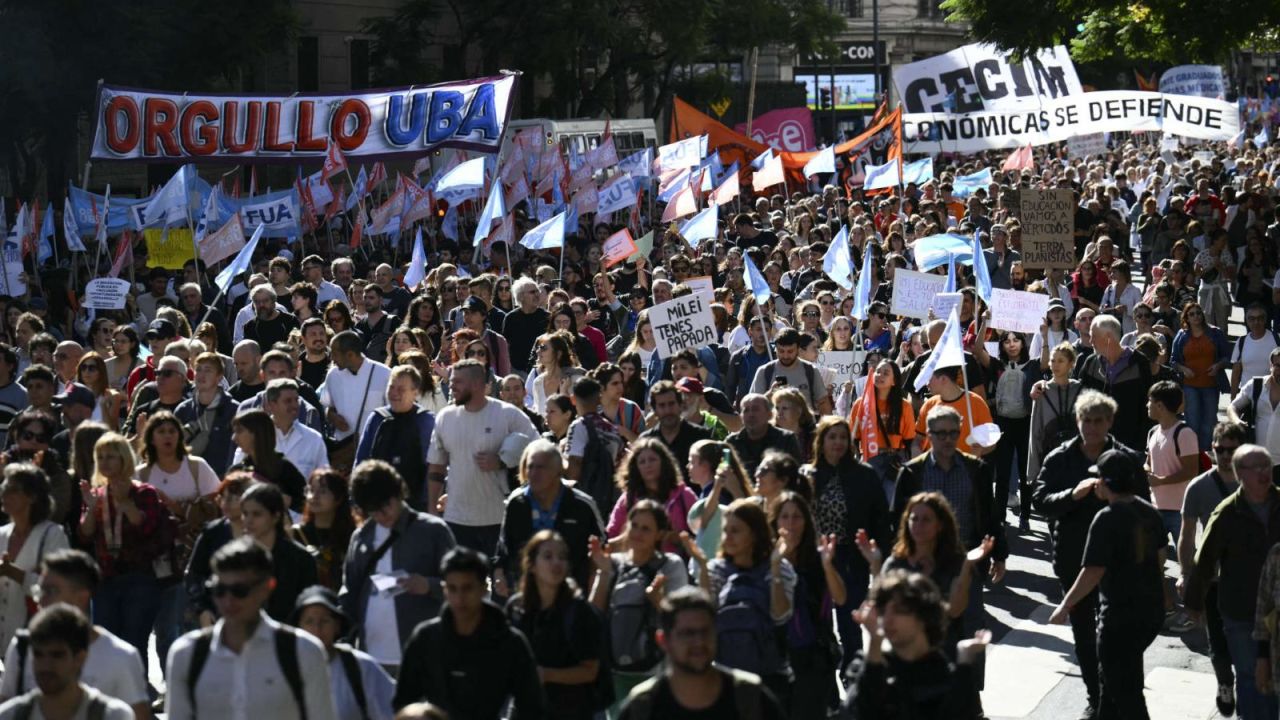 CNNE 1682002 - marcha universitaria en buenos aires por ajuste del presupuesto educativo