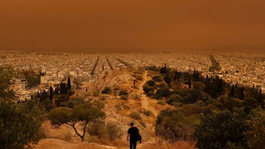 Un hombre baja una colina en la capital griega. (Foto: Louisa Gouliamaki/Reuters).