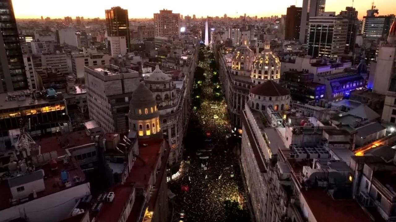 CNNE 1682373 - miles de personas marchan en argentina en apoyo la universidad publica