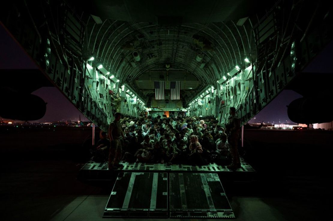 Evacuados a bordo de un avión C-17 Globemaster III de las Fuerzas Aéreas estadounidenses durante la evacuación de Afganistán desde Kabul el 21 de agosto de 2021. Crédito: Piloto Taylor Crul/Fuerza Aérea de EE.UU./Reuters