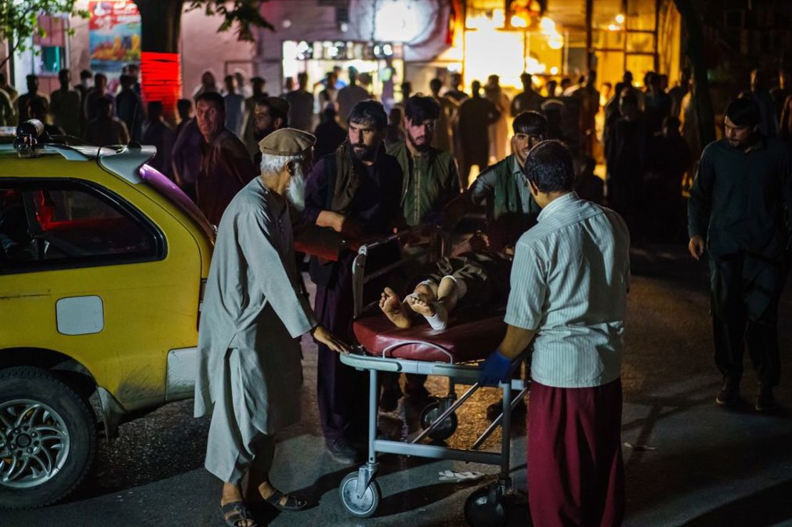 Un paciente herido es trasladado en taxi al hospital de Kabul el día del atentado. Crédito: Marcus Yam/Los Angeles Times/Getty Images