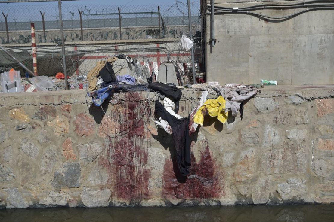 Ropa y manchas de sangre en el lugar de los hechos el 27 de agosto de 2021. Crédito: Wakil Koshar/AFP/Getty Images