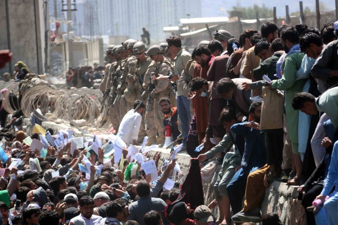 Afganos luchan por llegar a las fuerzas extranjeras en intentos desesperados por huir del país antes de la explosión frente al aeropuerto internacional Hamid Karzai, en Kabul, el 26 de agosto de 2021. Crédito: Akhter Gulfam/EPA-EFE/Shutterstock