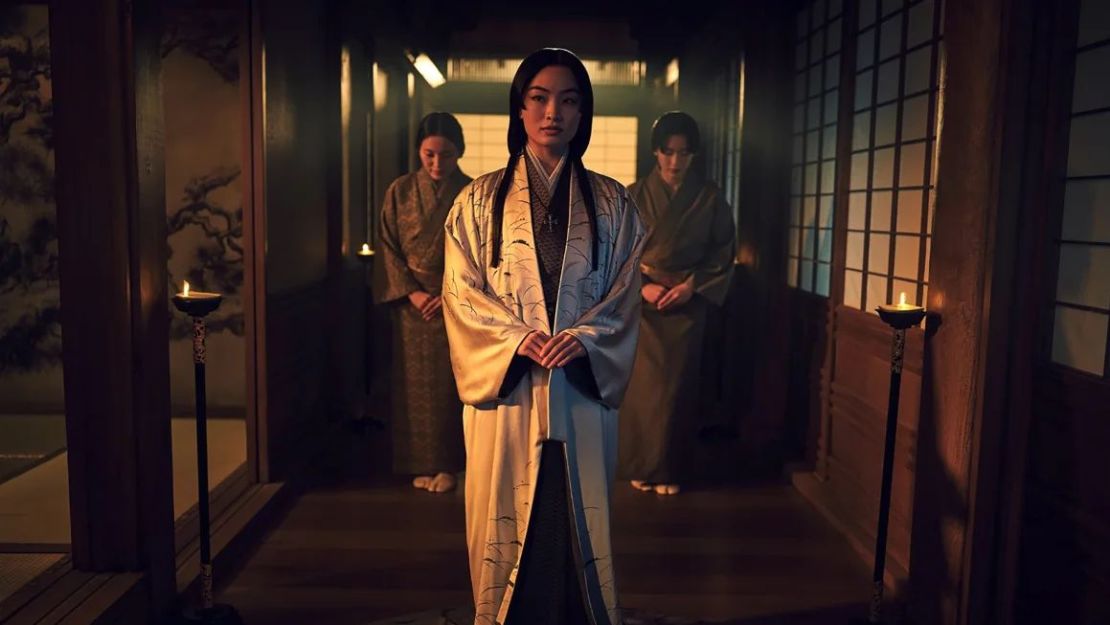 Anna Sawai (centro) en "Shogun" de FX/Hulu. Películas de ADN/FX Productions/Michael De Luca Productions