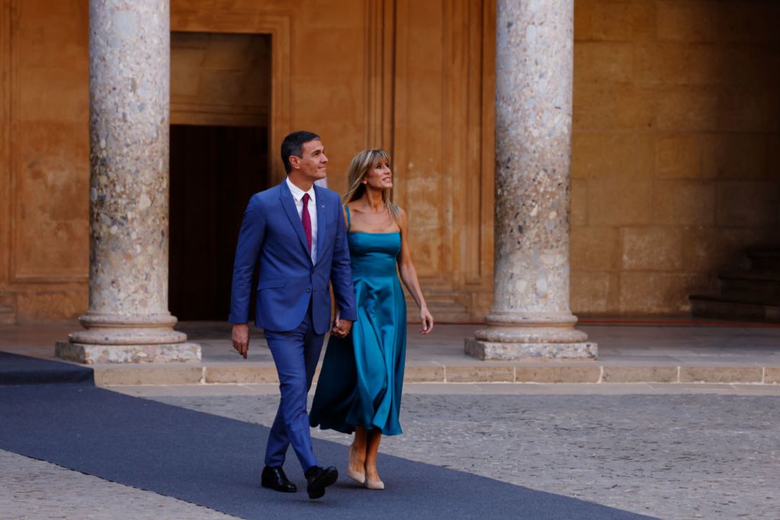 El primer ministro Pedro Sánchez y su esposa Begoña Gómez llegan al Palacio de Carlos V, en la Alhambra, el 5 de octubre de 2023 en Granada, España.