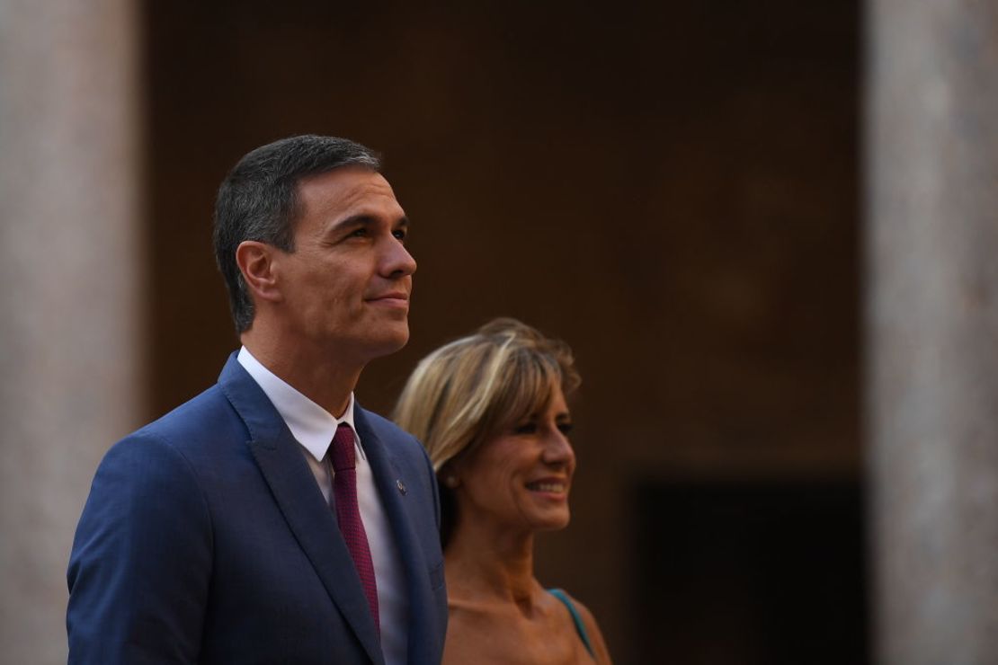 Pedro Sánchez y su esposa Begoña Gómez en el Palacio de Carlos V en Granada, España, el 5 de octubre de 2023. Crédito: JORGE GUERRERO/AFP vía Getty Images