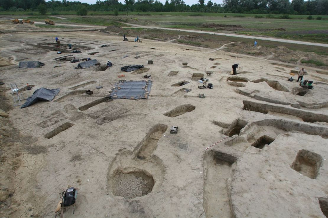 Las excavaciones de un cementerio ávaro en Rákóczifalva, Hungría, tuvieron lugar en 2006. Crédito: Instituto de Ciencias Arqueológicas/Eötvös Loránd University Múzeum