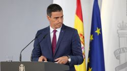 El Primer Ministro de España, Pedro Sánchez, habla durante una conferencia de prensa tras reunirse con el Rey como parte de la ronda de consultas con representantes políticos, en el Palacio de La Moncloa de Madrid el 22 de agosto de 2023. Crédito: Pierre-Philippe MARCOU / AFP via Getty Images.